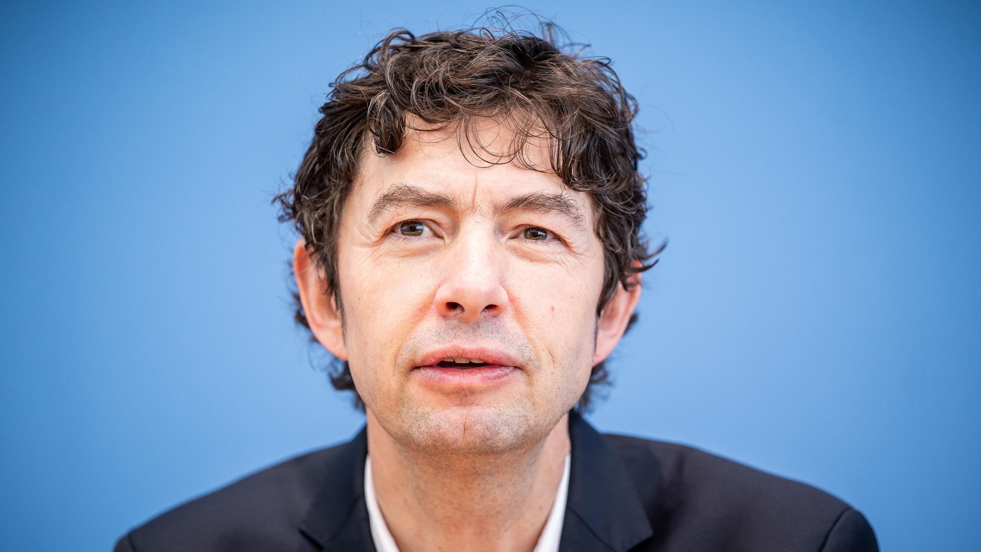 Prof. Dr. Christian Drostenwährend einer Pressekonferenz zum aktuellen Stand der Coronavirus-Infektionen. (Archivbild)
