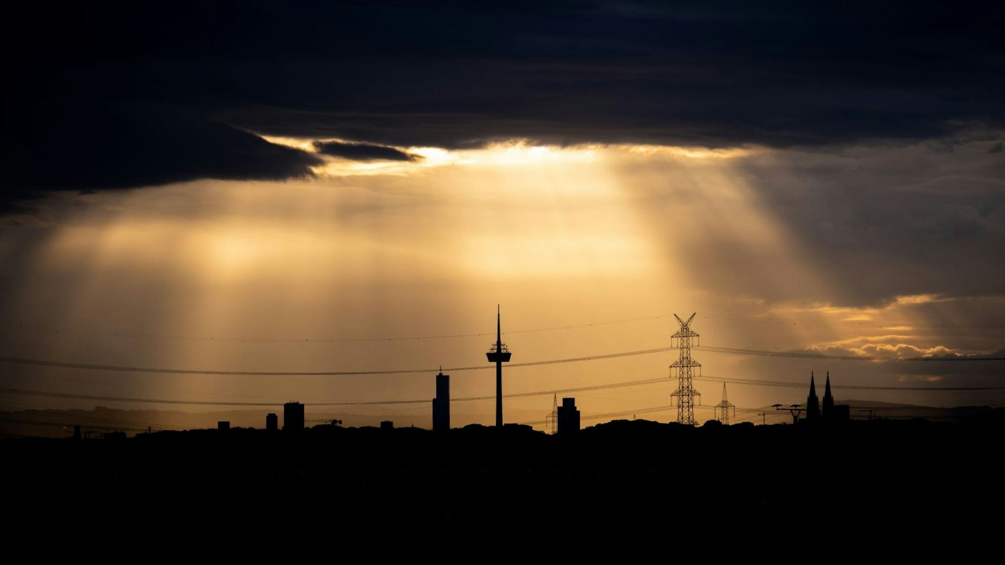 Die Kölner Skyline bei Sonnenuntergang.