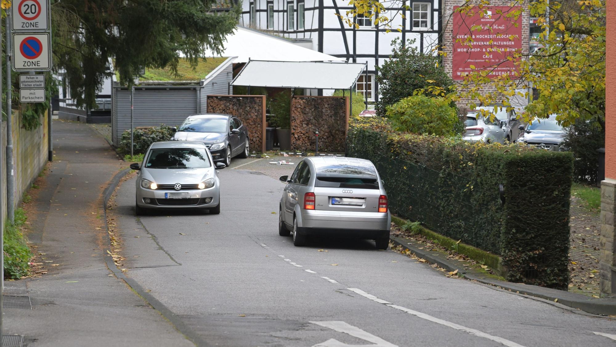 Das Foto zeigt die geplante Verkehrsführung für Autos über den Buchmühlenparkplatz, von der Laurentiusstraße werden die Fahrzeuge abgeleitet.
