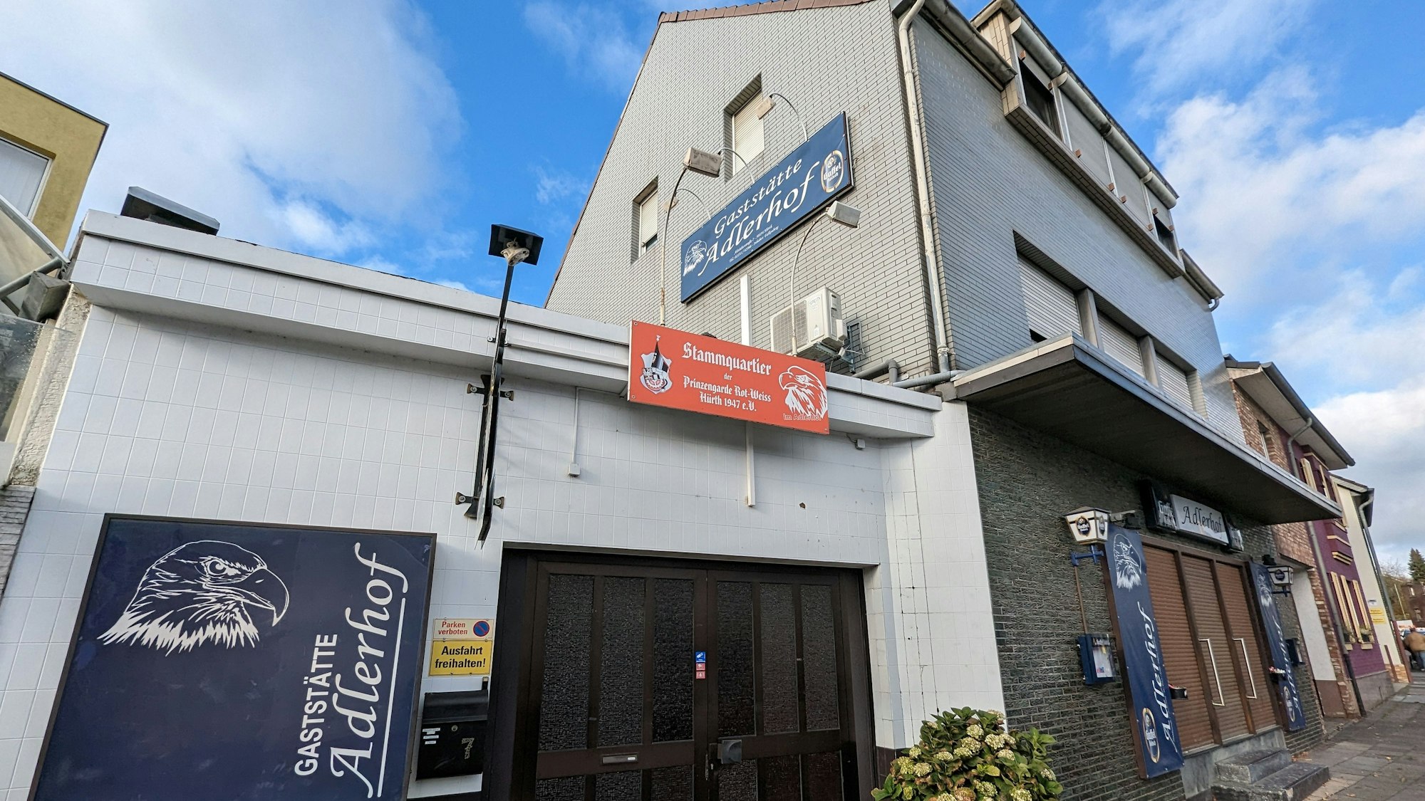 Das Foto zeigt eine Archivaufnahme der Gaststätte Adlerhof von außen.