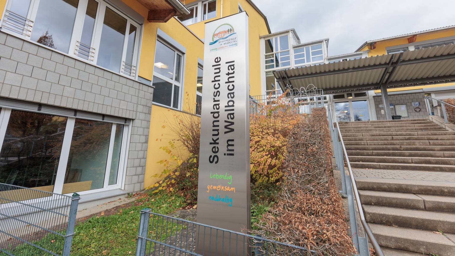 Blick auf die Stele vor der Sekundarschule im Walbachtal in Engelskirchen-Ründeroth.