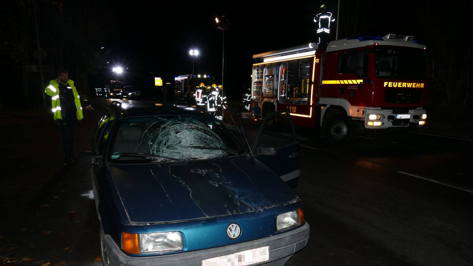 Die Windschutzscheibe des Autos zerbrach bei dem Zusammenstoß.