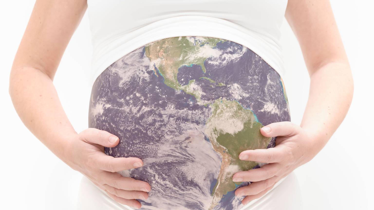 Eine schwangere Frau hält ihren Bauch, der aussieht wie die Erdkugel.