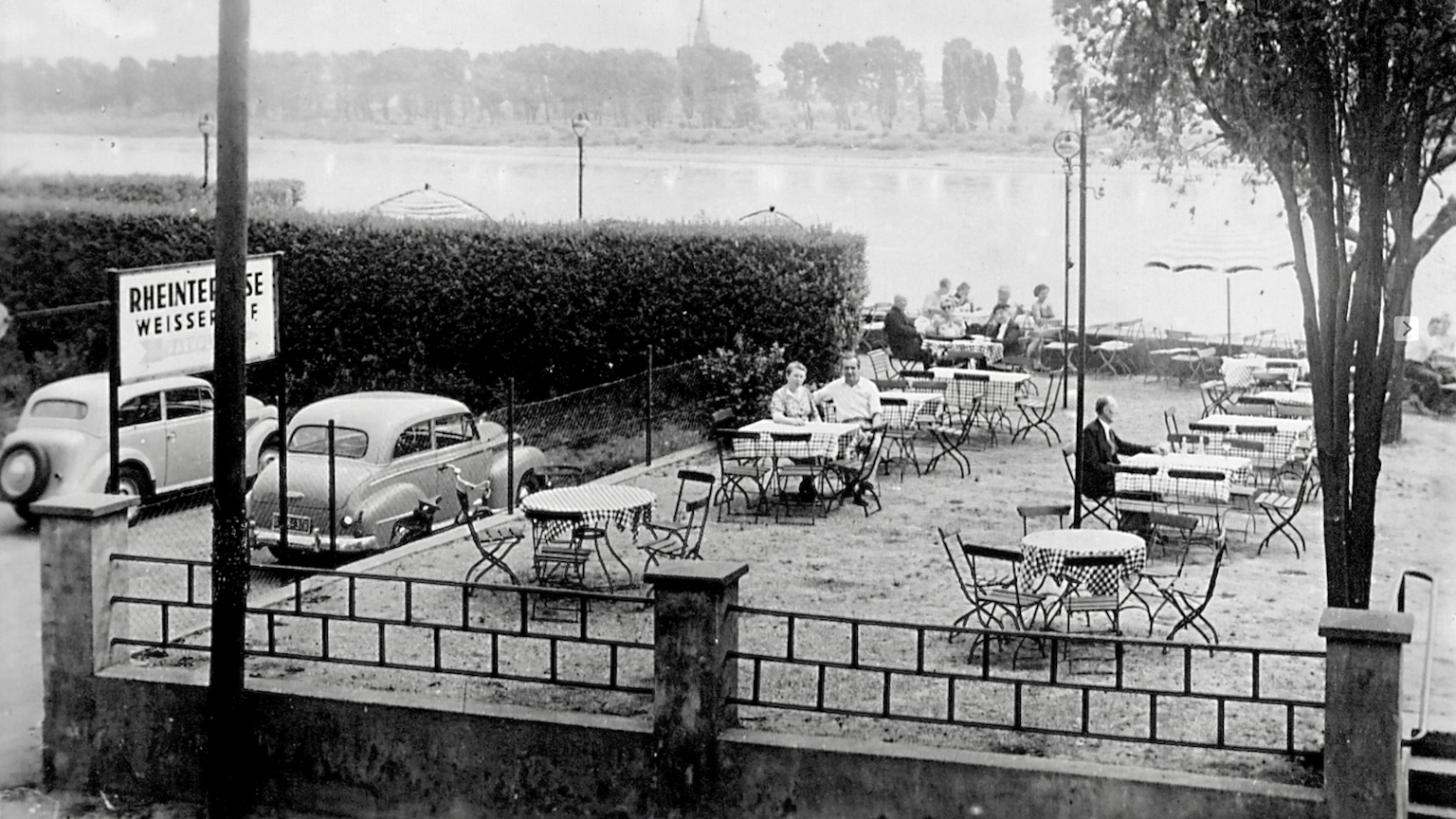 Das Bild zeigt die Rheinterrassen in den 1960er Jahren.