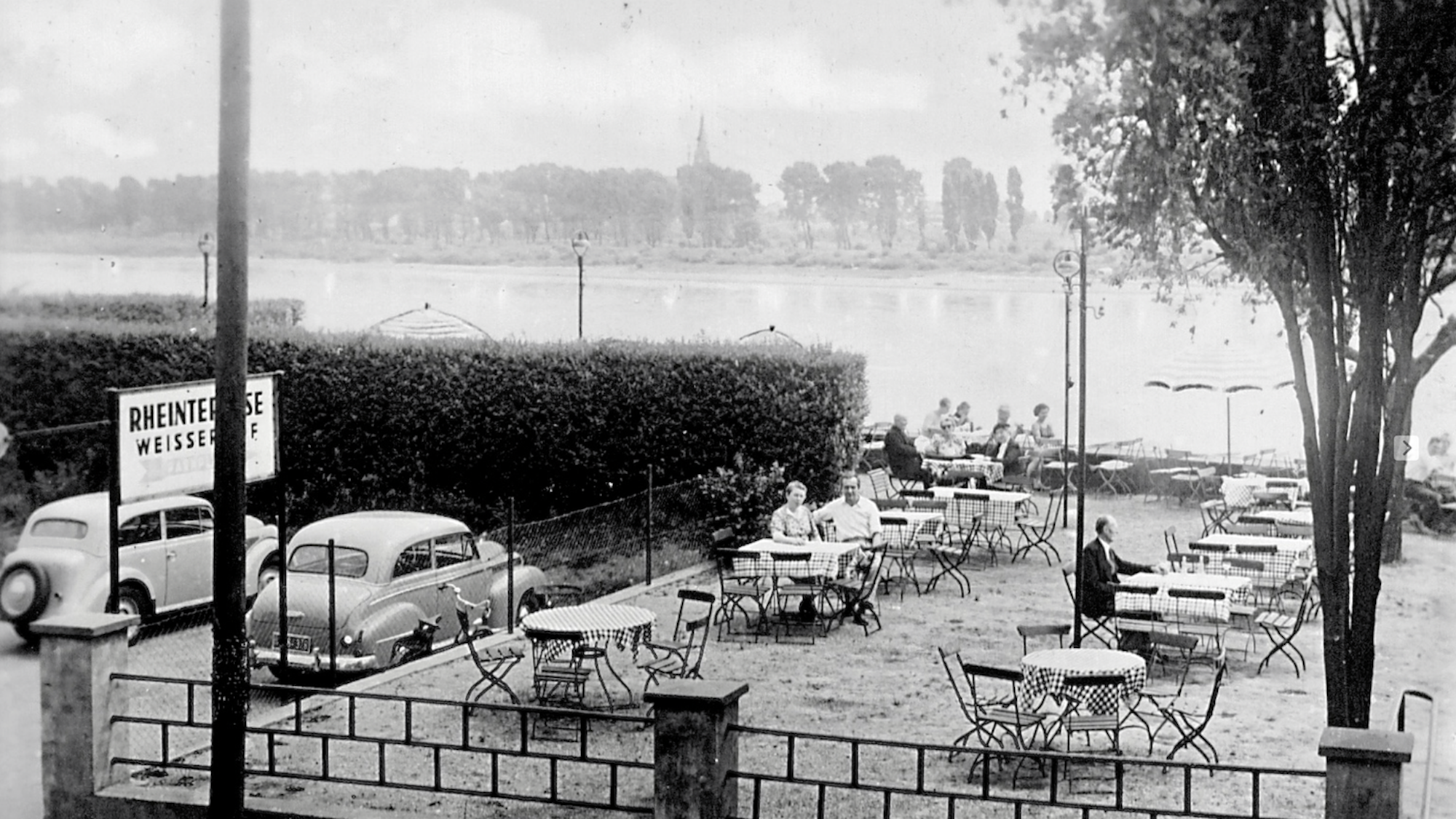 Das Bild zeigt die Rheinterrassen in den 1960er Jahren.