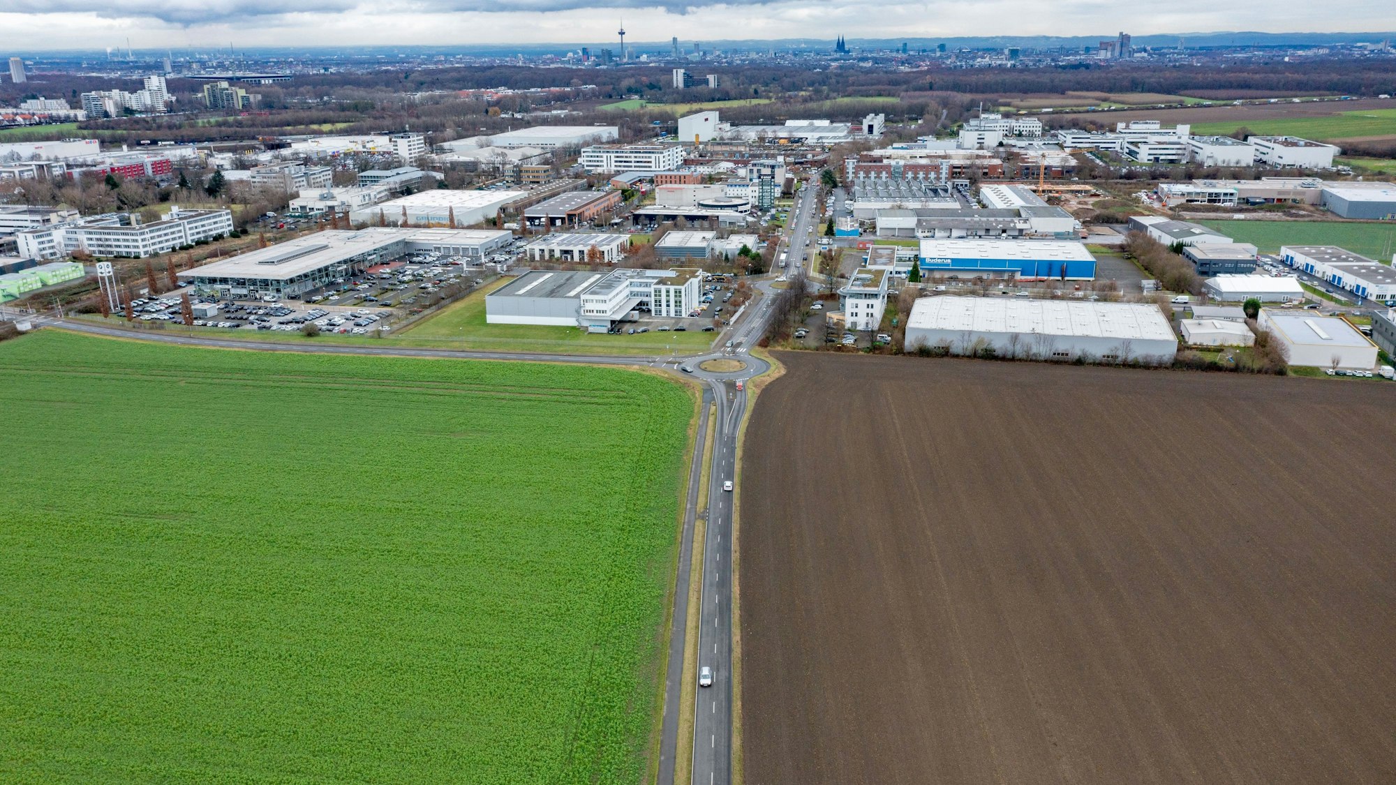 Die Toyota-Allee in Marsdorf. Das grüne Feld links ist eine mögliche Fläche für das „Frischezentrum mit Food-Hub“.