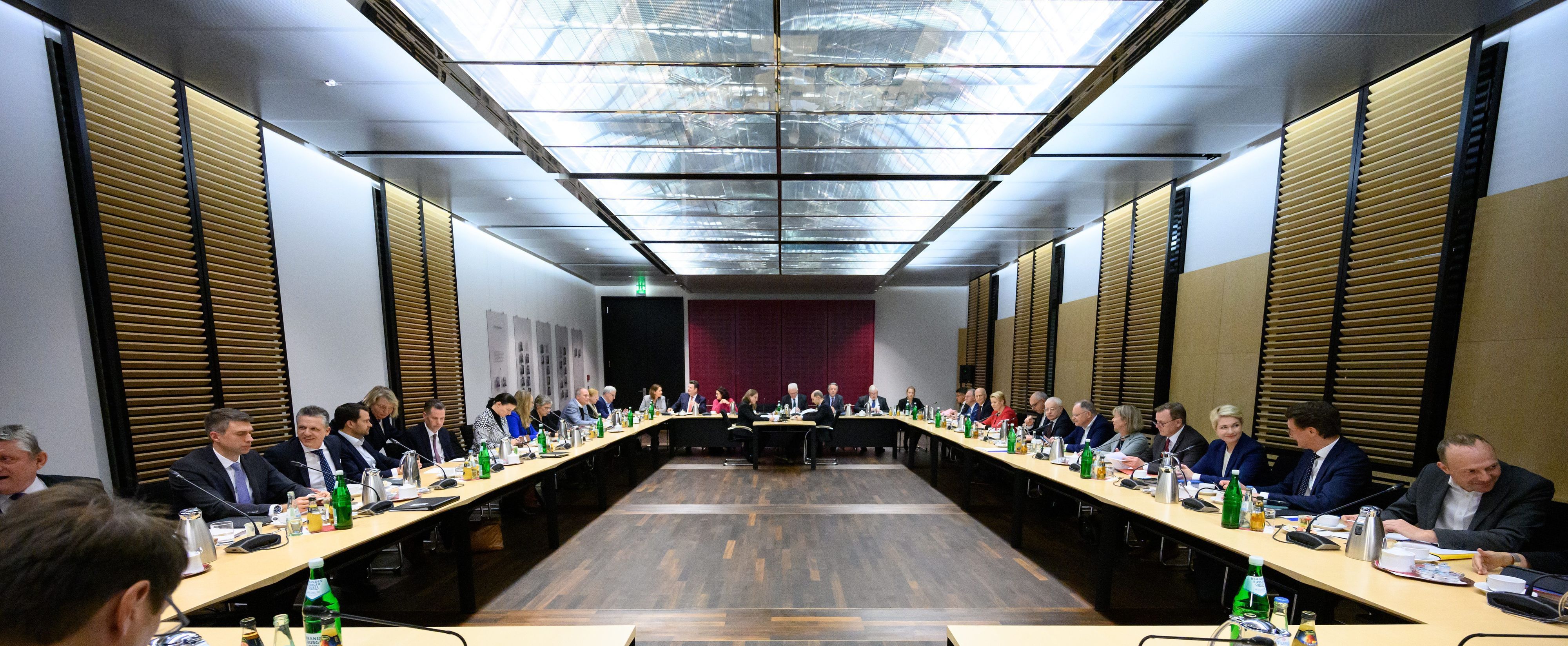 Vertreter des Bundestags, der Länder und der Bundesregierung sitzen bei den Verhandlungen des Vermittlungsausschusses von Bundestag und Bundesrat über das geplante Bürgergeld im Deutschen Bundesrat.