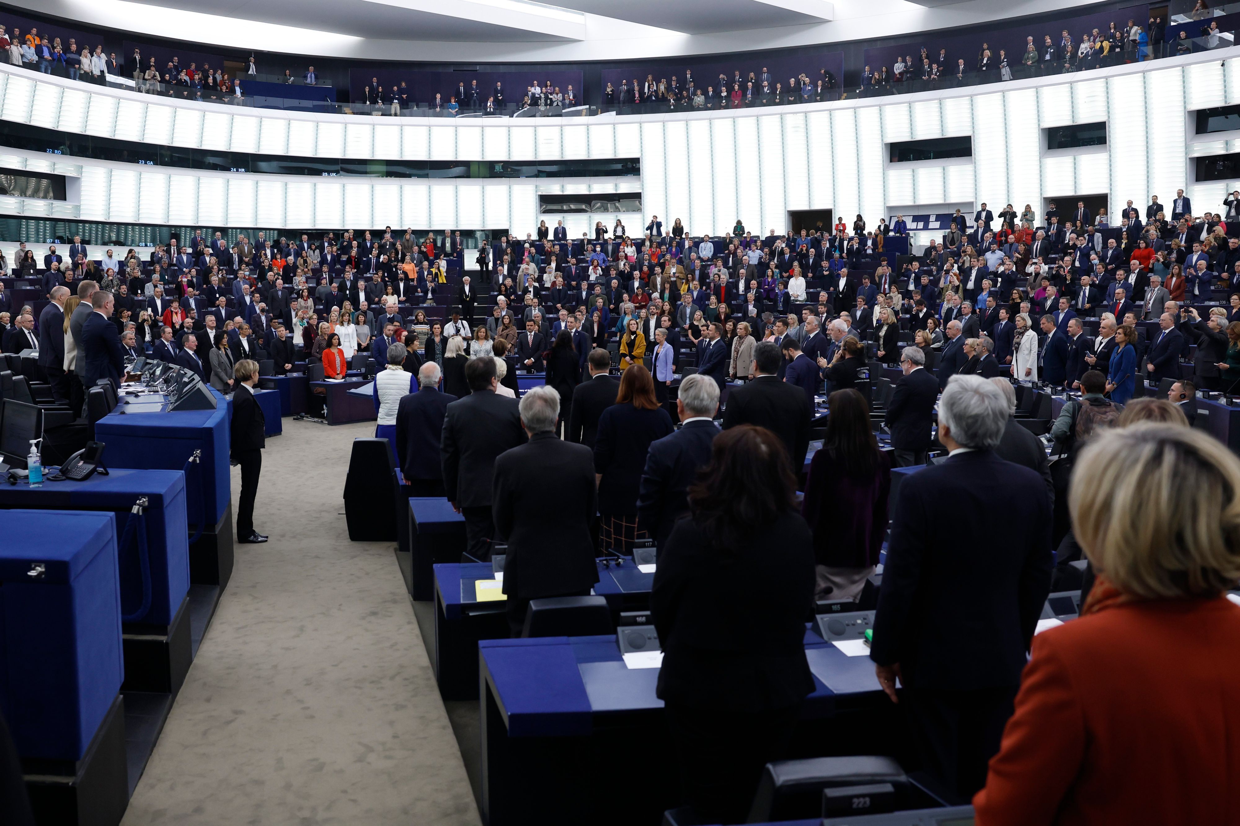 Die Mitglieder des Parlaments erheben sich während den Feierlichkeiten  zum 70-jährigen Bestehen des Europäischen Parlaments für die Europahymne. (Archivbild)