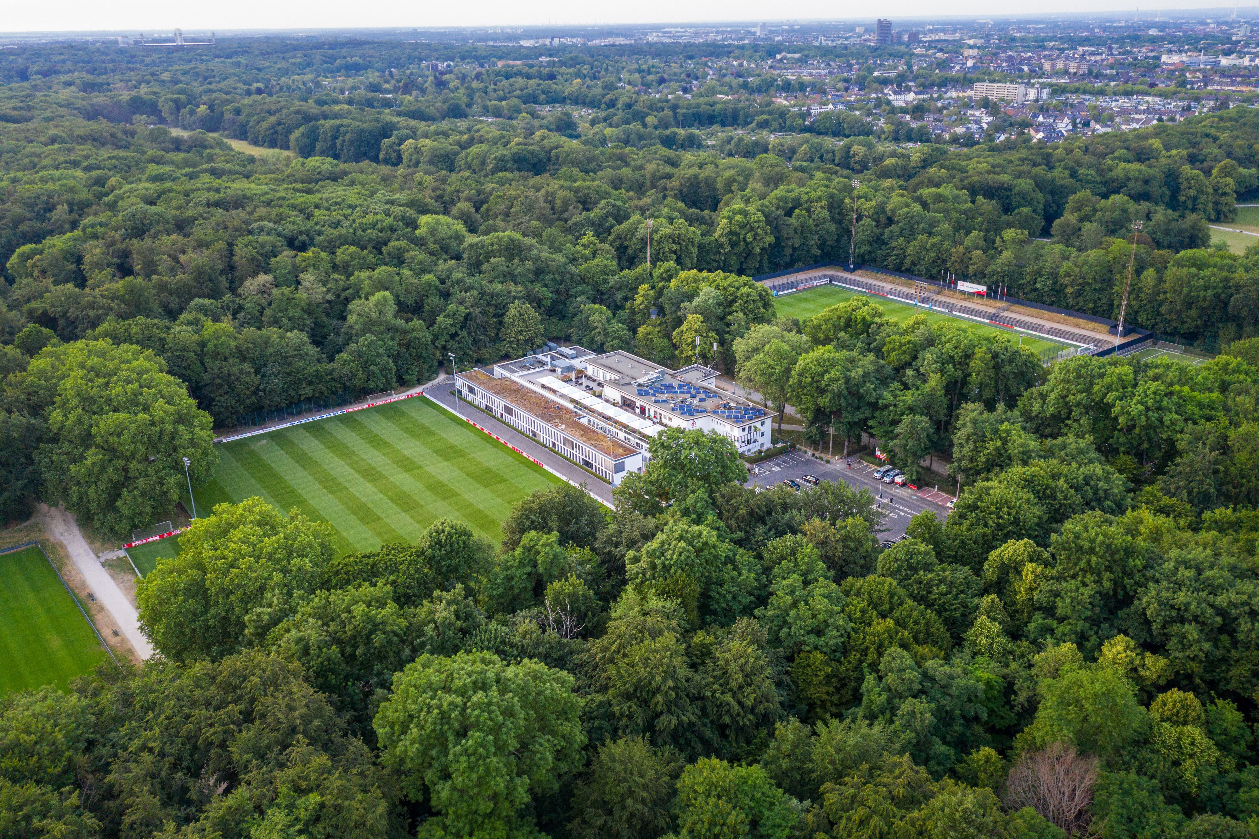 Das Geißbockheim genannte Clubhaus des Fußballverein 1. FC Köln mit dem Trainingsplatz 1 (links) und dem Franz-Kremer-Stadion (rechts) im Äußeren Grüngürtel. Nördlich liegt die Gleueler Wiese.
