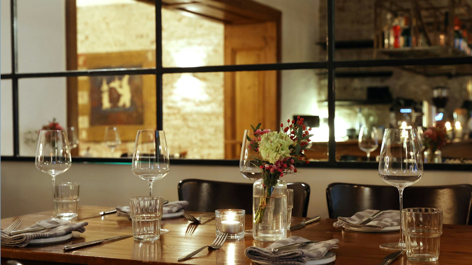 Eingedeckter Tisch im Restaurant Amabile in Köln.