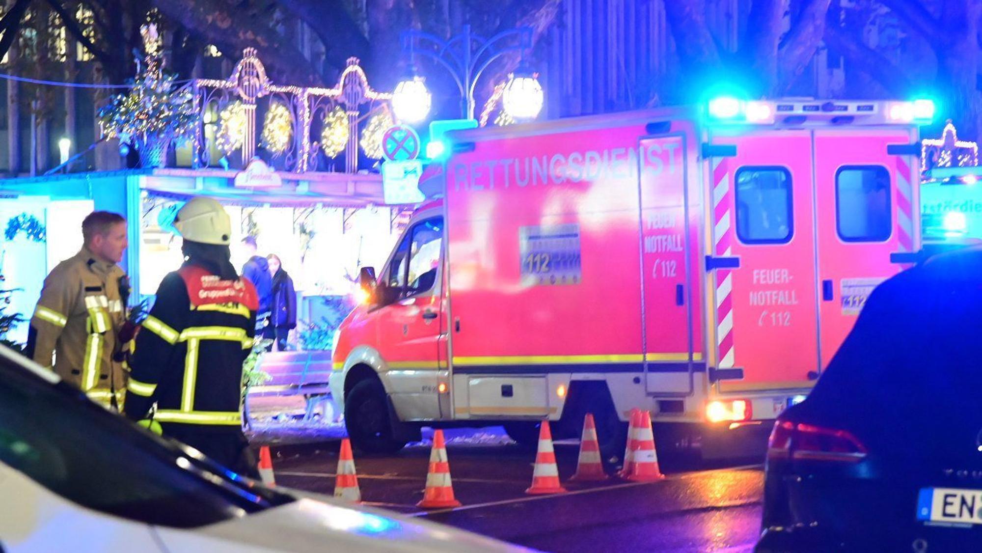 Ein Krankenwagen steht an der Königsallee. Auf der Düsseldorfer Einkaufsmeile hat es unweit des Weihnachtsmarktes einen Autounfall mit zwei Schwerverletzten gegeben.
