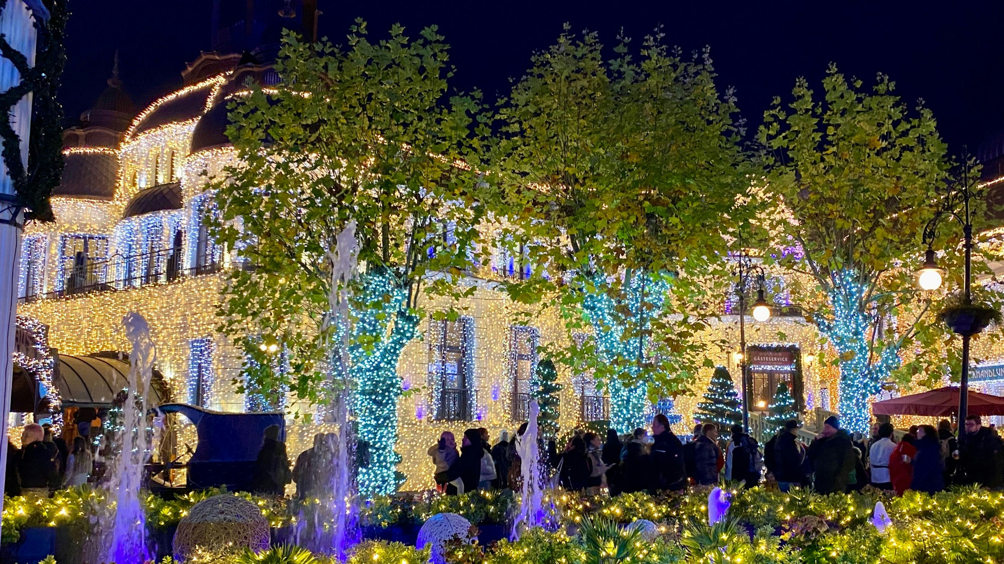 Eines der Gebäude im Phantasialand ist von Lichterketten umhüllt.