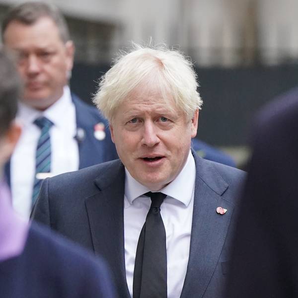 Boris Johnson, ehemaliger Premierminister von Großbritannien, geht die Downing Street entlang.