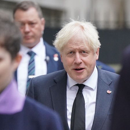 Boris Johnson, ehemaliger Premierminister von Großbritannien, geht die Downing Street entlang.