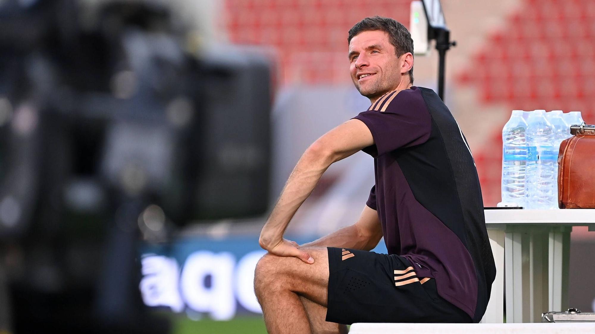 Thomas Müller sitzt beim Abschlusstraining des DFB-Teams vor dem Testspiel gegen den Oman am 15. November an der Seitenlinie auf einer Getränkekiste.