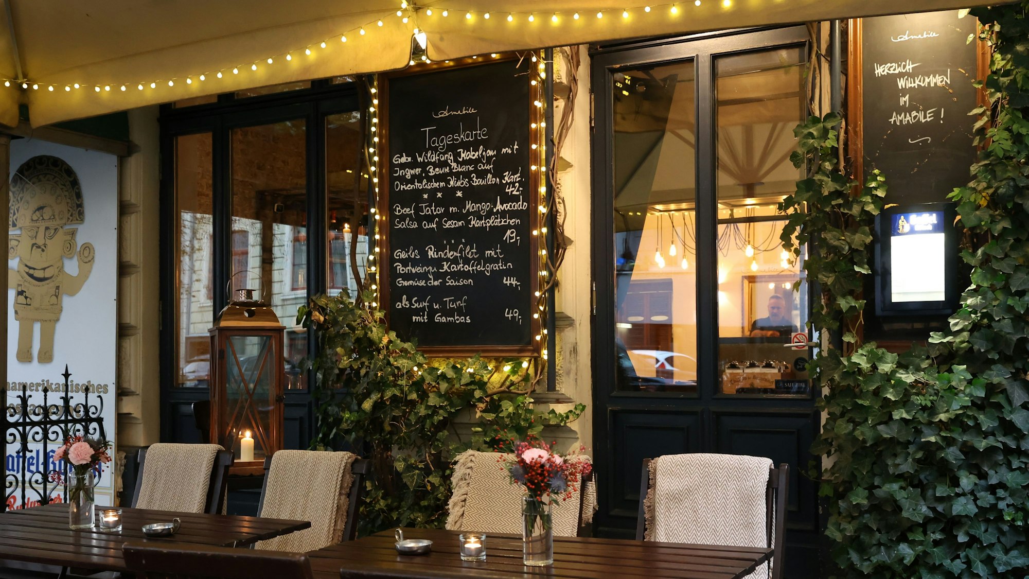 Tische und Stühle auf der Terrasse des Restaurants Amabile.