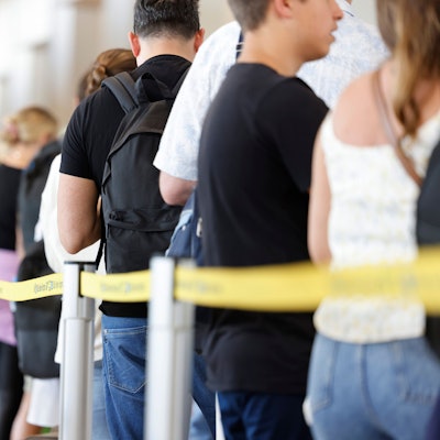 Zahlreiche Passagiere standen im Sommer innerhalb und außerhalb der Terminals an, um durch die Sicherheitskontrolle zu gelangen.