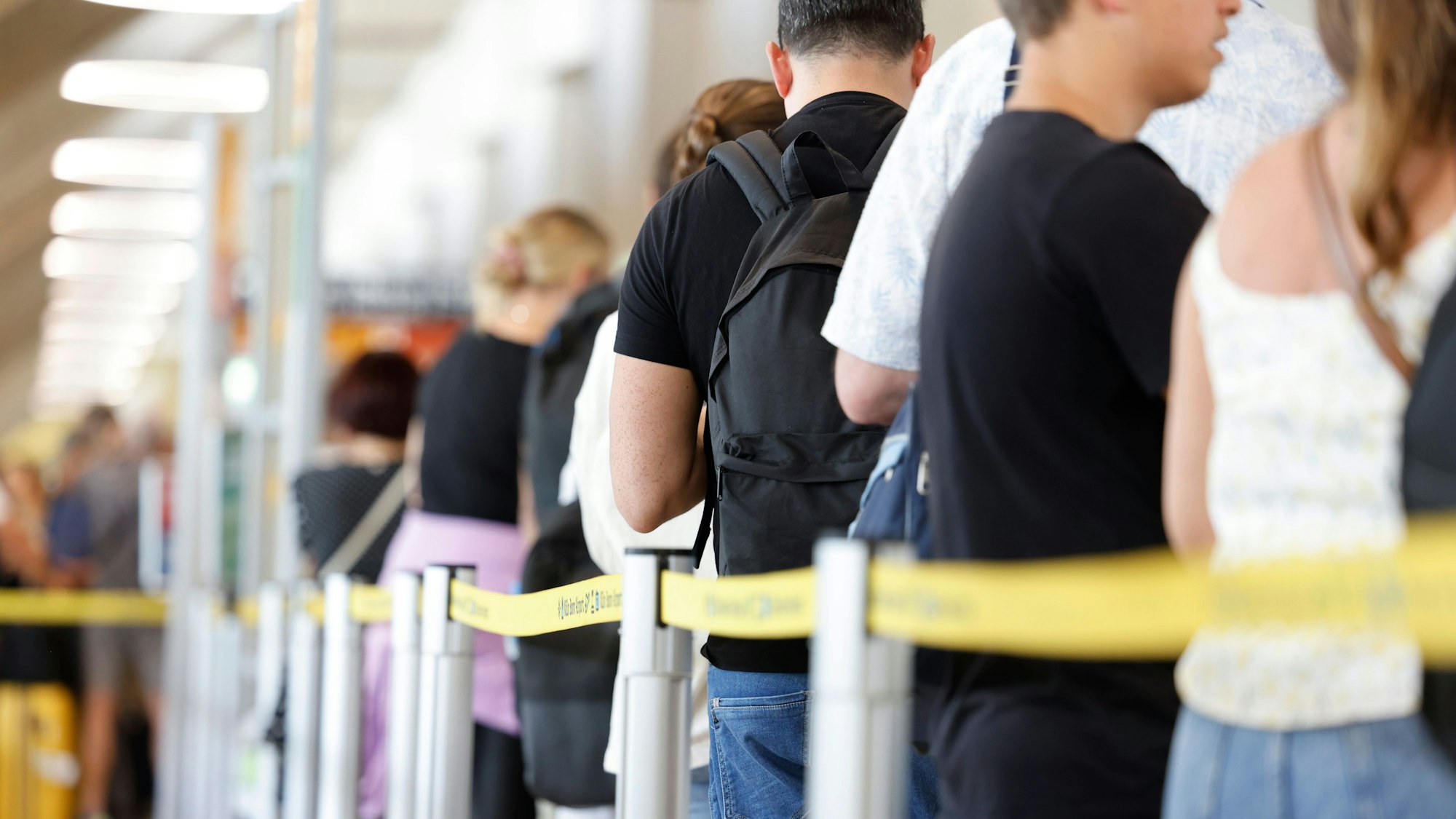 Zahlreiche Passagiere standen im Sommer innerhalb und außerhalb der Terminals an, um durch die Sicherheitskontrolle zu gelangen.