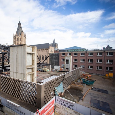 Auf dem Rathausplatz in Köln entsteht das Museum im Quartier. Bisher ragt nur etwas mehr als die Hälfte der dreistöckigen Stahlkonstruktion in die Höhe, der neue Stahlbauer soll die letzten Teile fertig bauen.