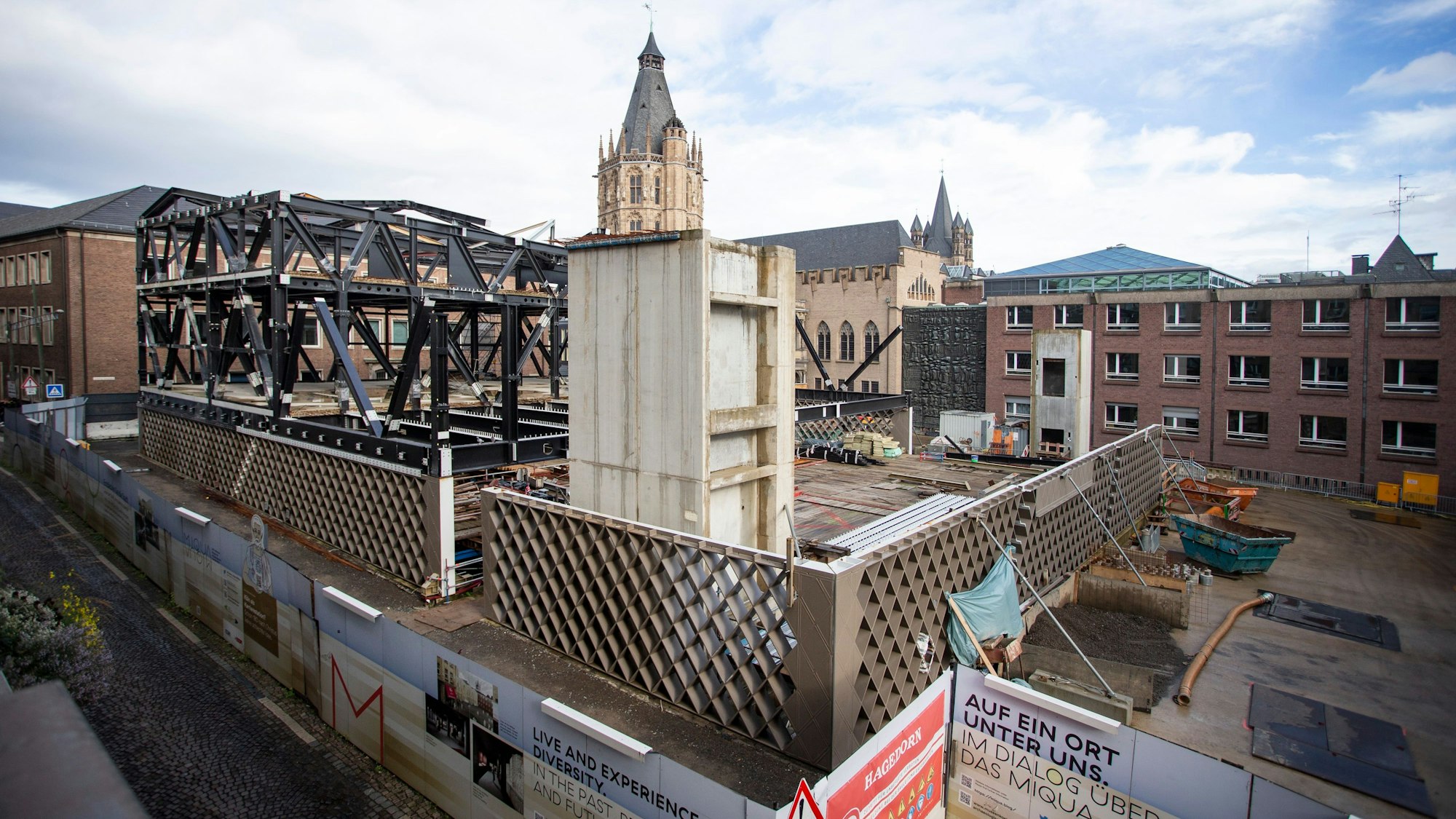 Auf dem Rathausplatz in Köln entsteht das Museum im Quartier. Bisher ragt nur etwas mehr als die Hälfte der dreistöckigen Stahlkonstruktion in die Höhe, der neue Stahlbauer soll die letzten Teile fertig bauen.