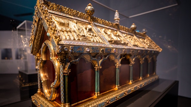 Der Albinusschreeinn aus St. Pantaleon in Köln ist mit Bergkristall verziert.