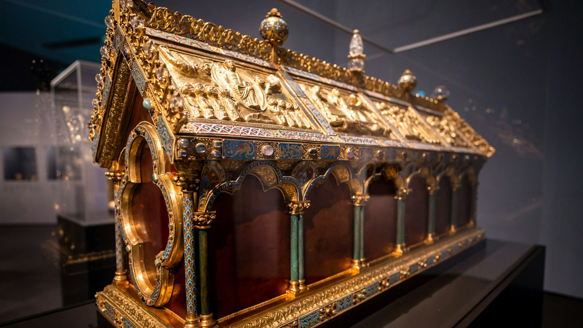 Der Albinusschreeinn aus St. Pantaleon in Köln ist mit Bergkristall verziert.