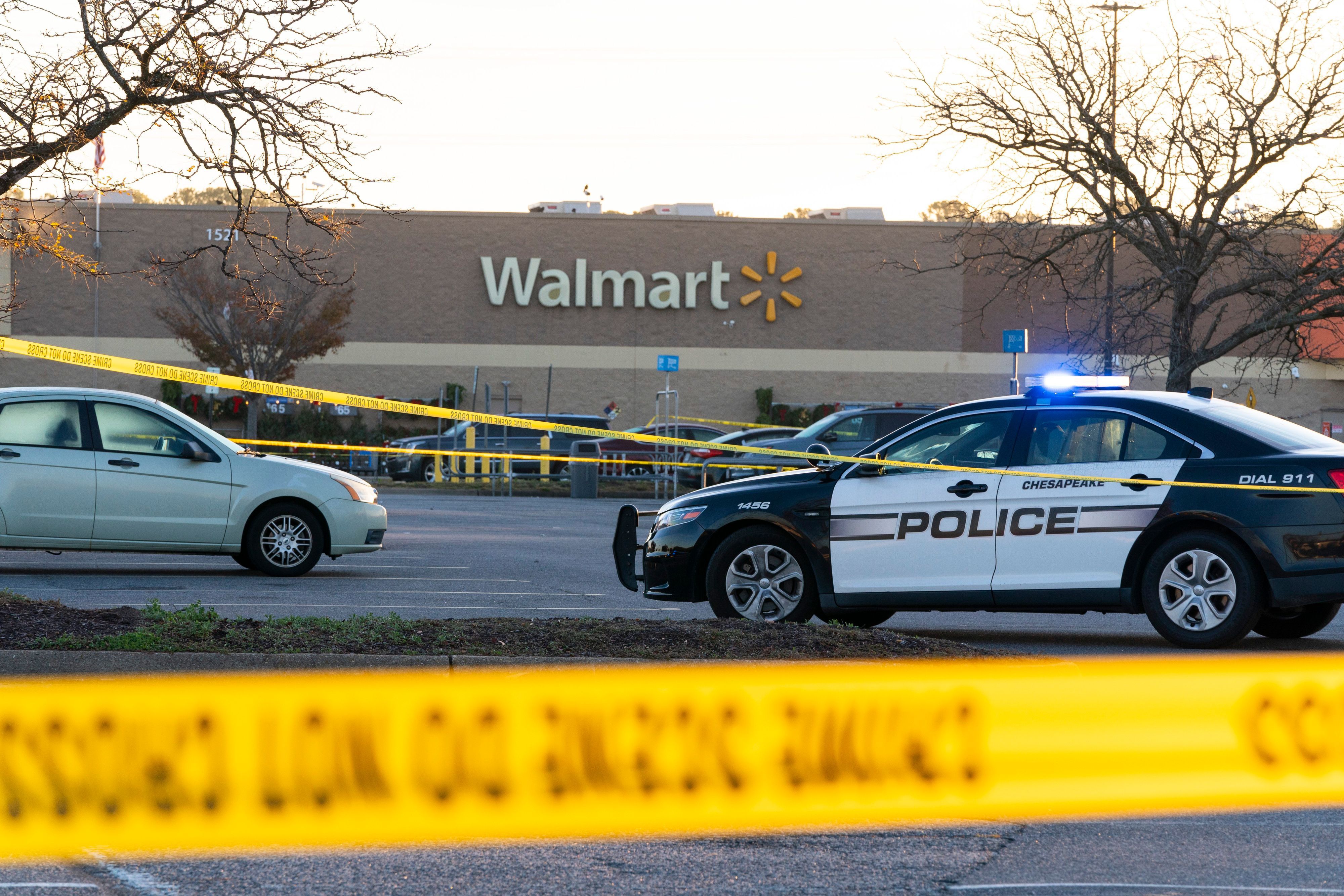 Polizeiautos und ein gelbes Absperrband der Polizei vor der Walmart-Filiale im US-Bundesstaat Virginia.