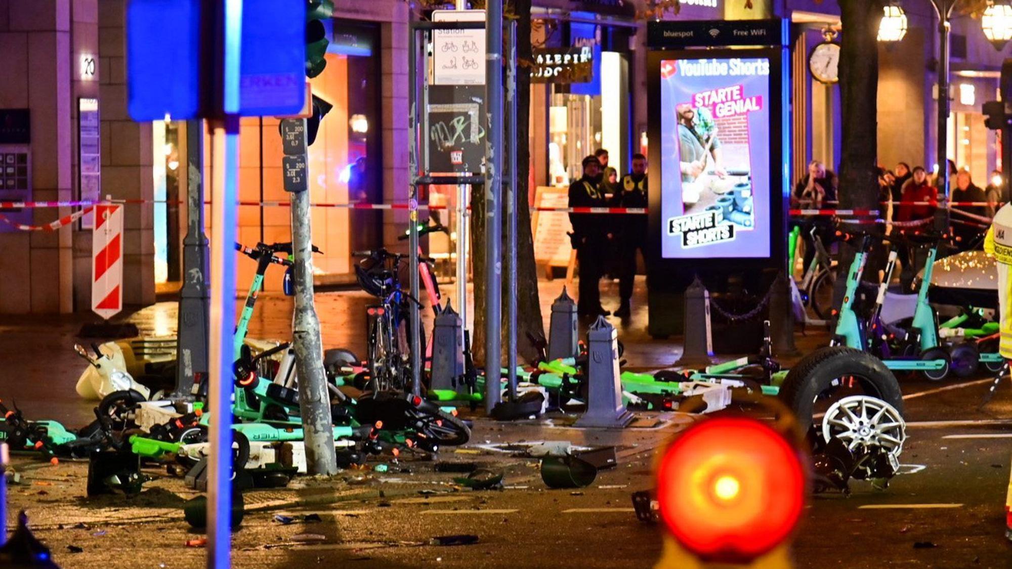 Flatterband sichert die Unfallstelle rund um stehende und liegende E-Scooter auf der Königsallee.