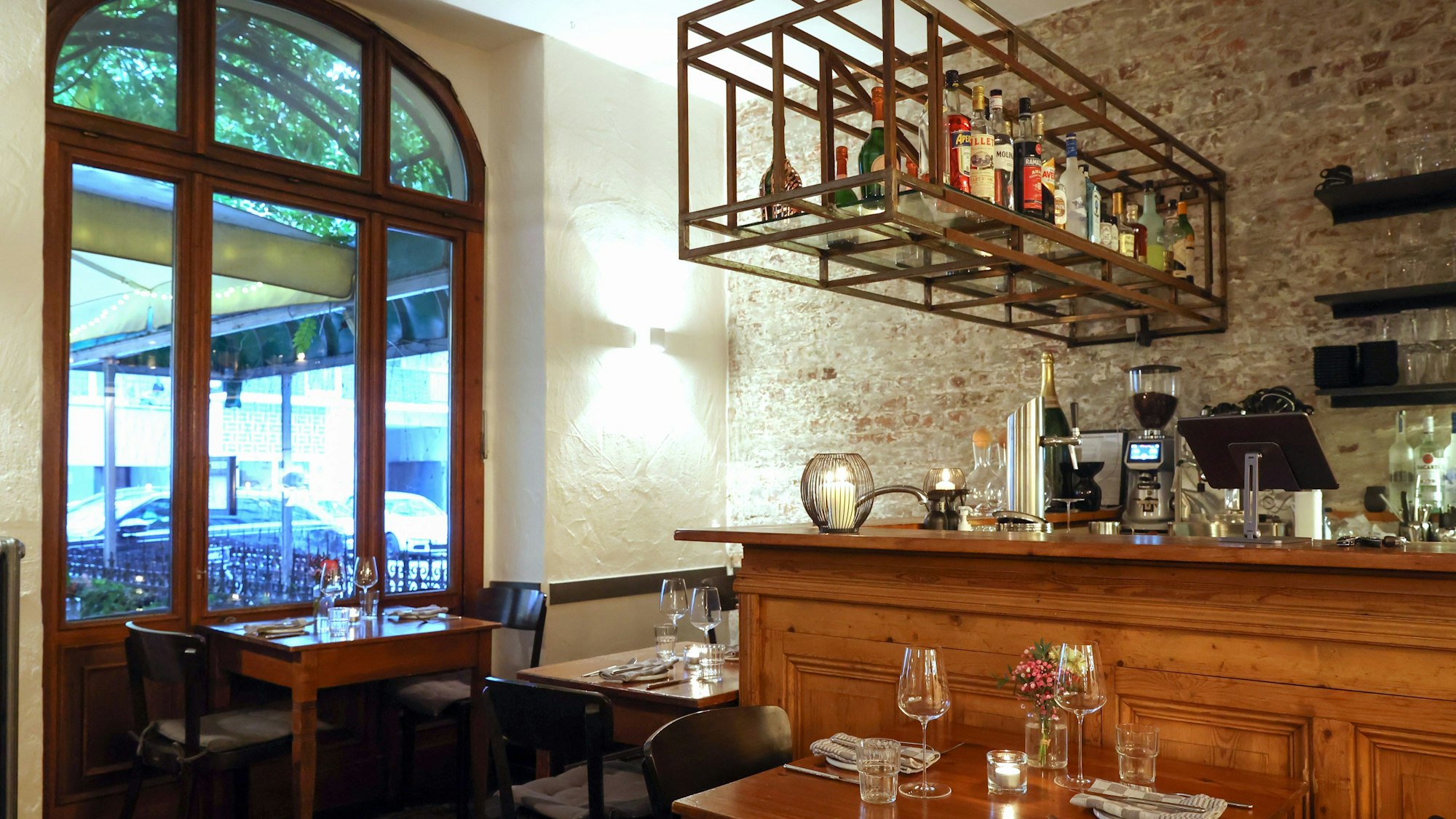 Theke und Tische im Gastraum des Restaurants.