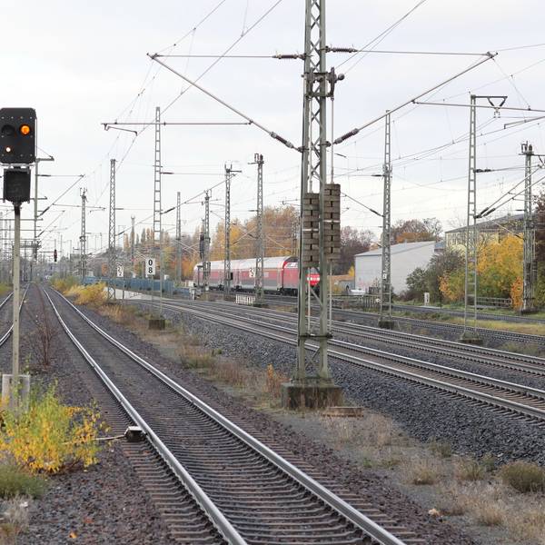 Drei Bahnstrecken verlaufen von Troisdorf Richtung Köln: links die Rheinstrecke, ganz rechts die Nahverkehrsgleise der Siegstrecke und in der Mitte die ICE-Strecke.
