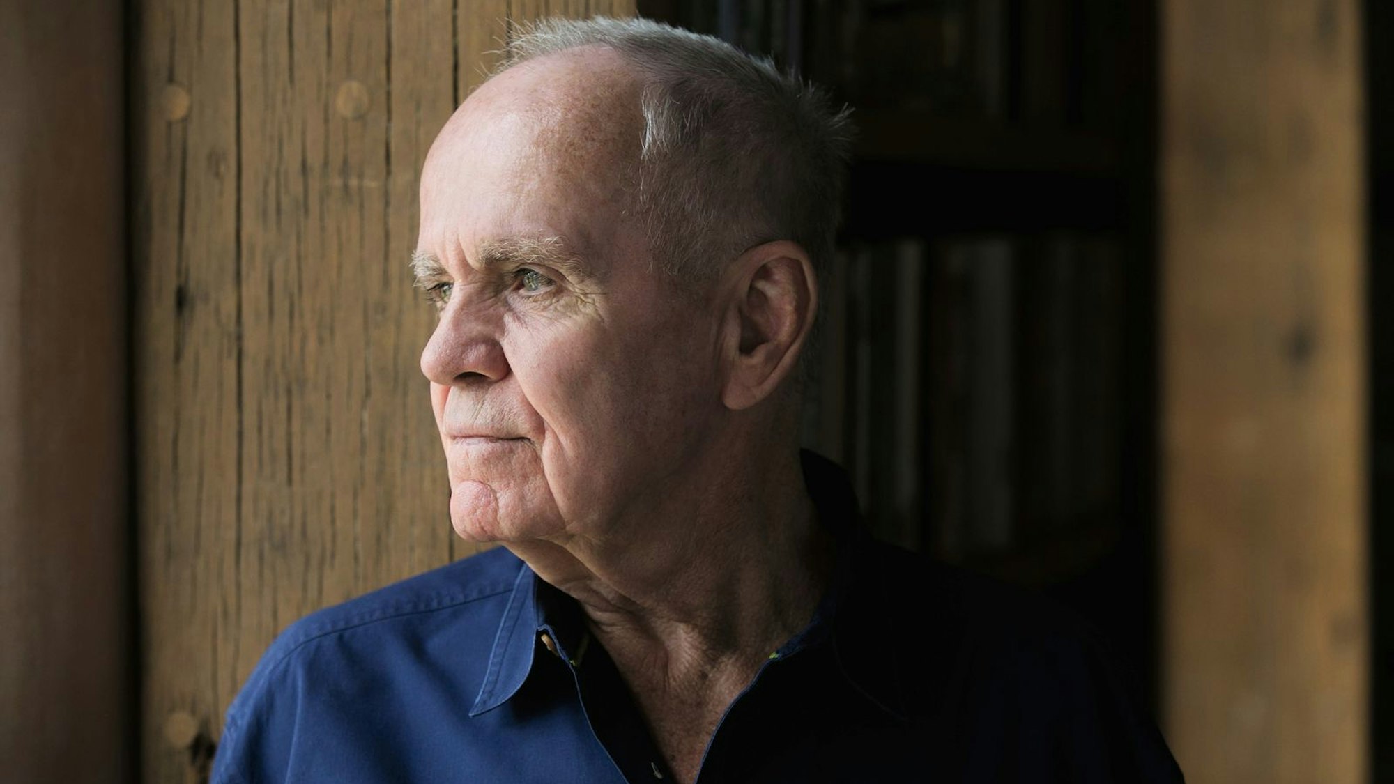 Der Us-amerikanische Autor Cormac McCarthy posiert in rauer Kulisse.