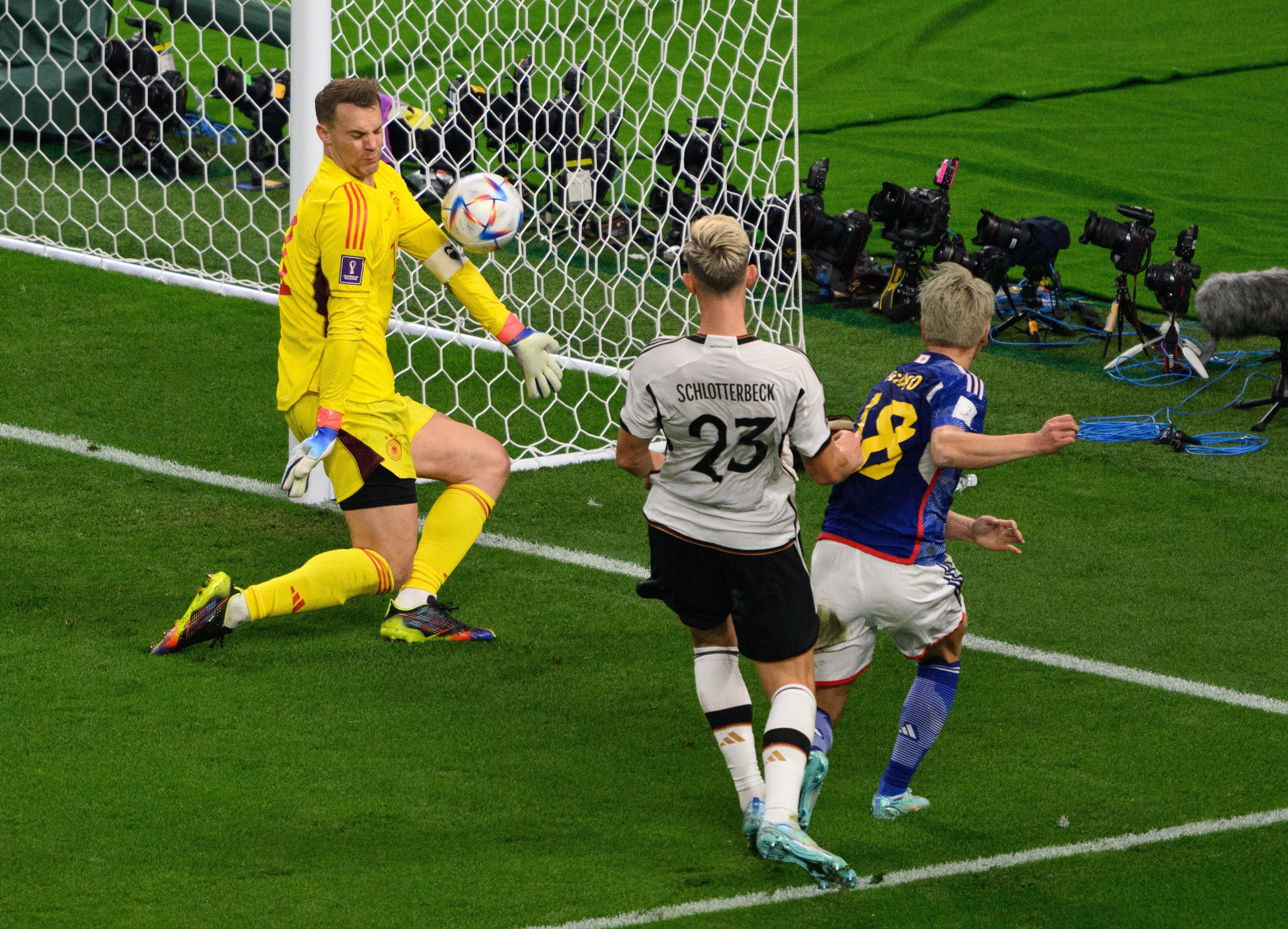 Japans Takuma Asano trifft gegen Deutschland zum 1:2.