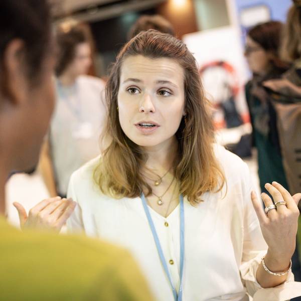 Luisa-Marie Neubauer, Klimaaktivistin der Fridays for Future Bewegung, diskutiert bei der UN-Weltklimakonferenz in Ägypten mit einer Person.
