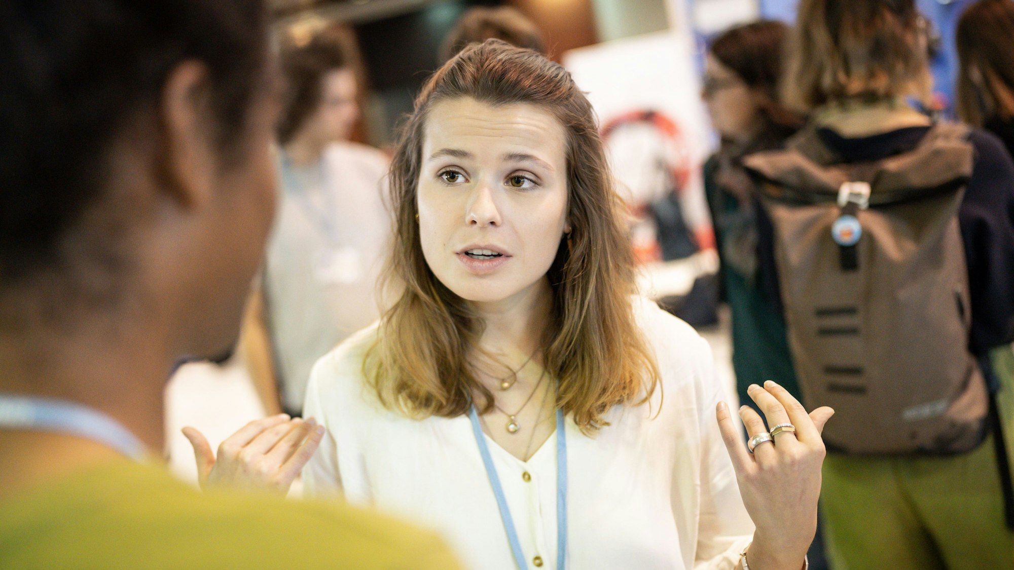 Luisa-Marie Neubauer, Klimaaktivistin der Fridays for Future Bewegung, diskutiert bei der UN-Weltklimakonferenz in Ägypten mit einer Person.