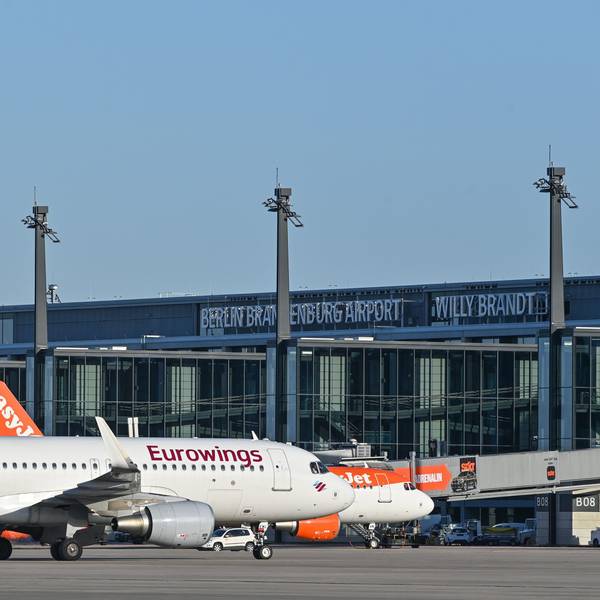 Ein Passagierflugzeug der Fluggesellschaft Eurowings rollt zum Terminal 1 vom Hauptstadtflughafen Berlin Brandenburg «Willy Brandt» (BER).