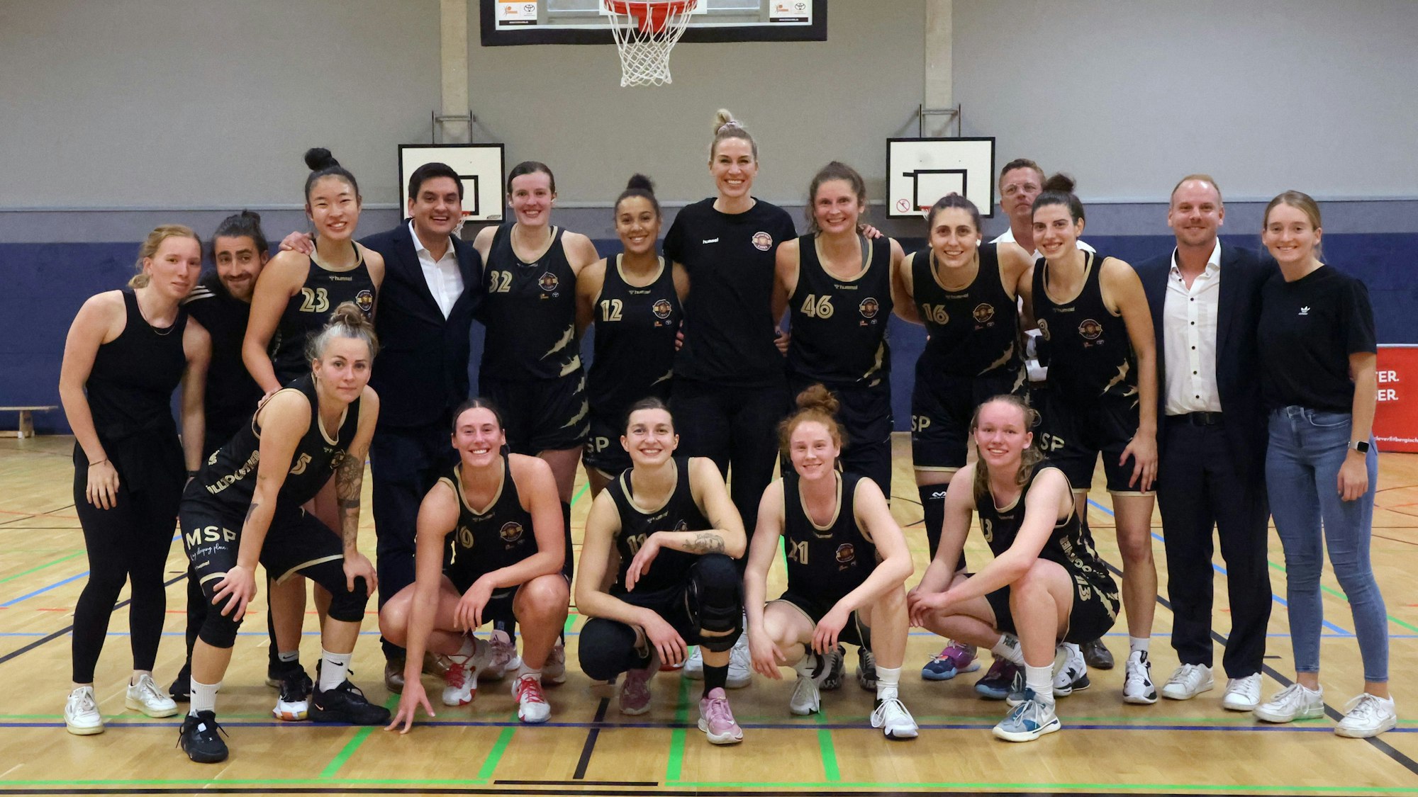 In der Sporthalle in Bergisch Gladbach hat sich das gesamte Team der Lions zum Mannschaftsfoto aufgestellt.