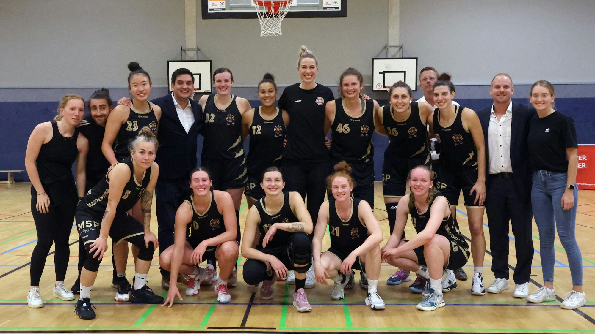 In der Sporthalle in Bergisch Gladbach hat sich das gesamte Team der Lions zum Mannschaftsfoto aufgestellt.