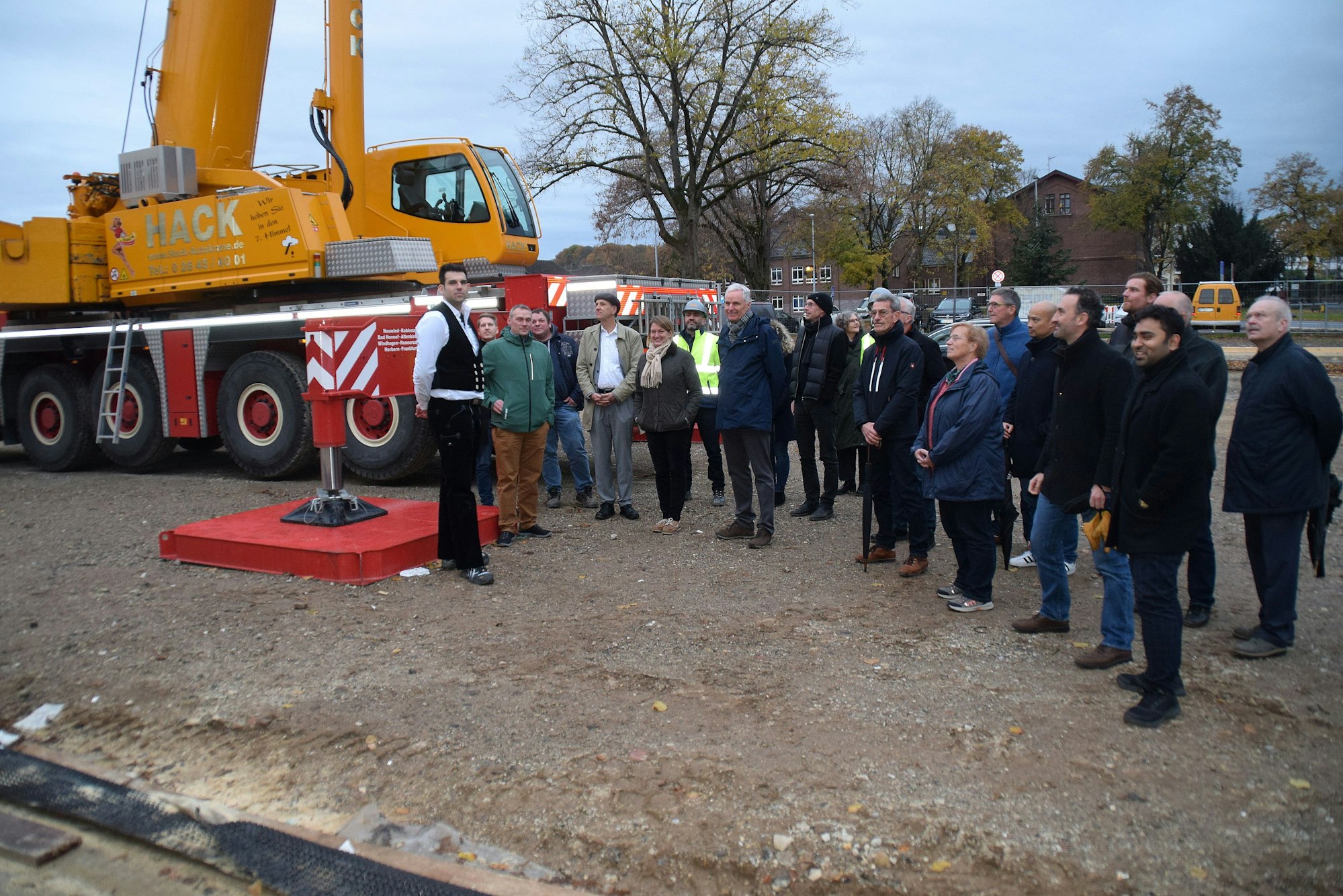 23. November 2022 Alfter. Richtfest der neuen Kultur- und Sporthalle am Herrenwingert.mit Bürgermeister Rolf Schumacher, Vertretern von Rat und Verwaltung und den beteiligten Firmen. Foto: Frank Engel-Strebel