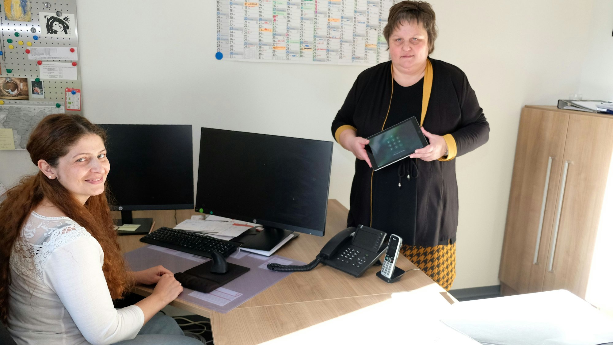 Caritas-Vorstand Ute Stolz (r.) und Mitarbeiterin Shabnam Sadat Sharifi in einem Büro in Schleiden