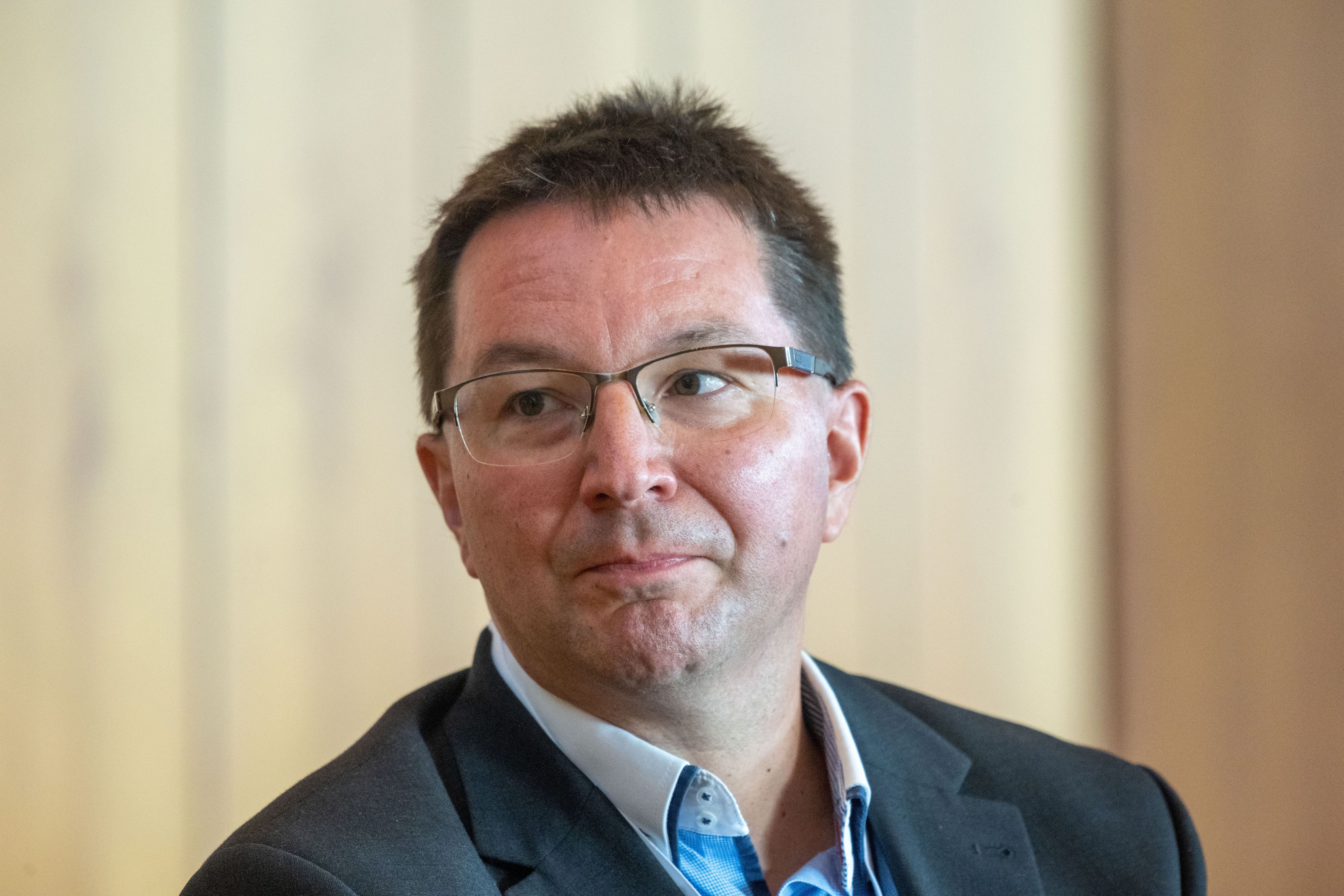 Michael Blume, Antisemitismusbeauftragter des Landes Baden-Württemberg, bei einer Diskussion. Er schaut an der Kamera vorbei. (Archivbild)