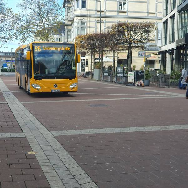 Ein Bus der RSVG fährt zum Siegburger Busbahnhof.