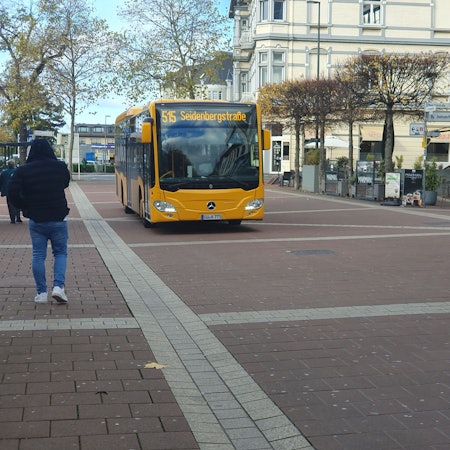 Ein Bus der RSVG fährt zum Siegburger Busbahnhof.
