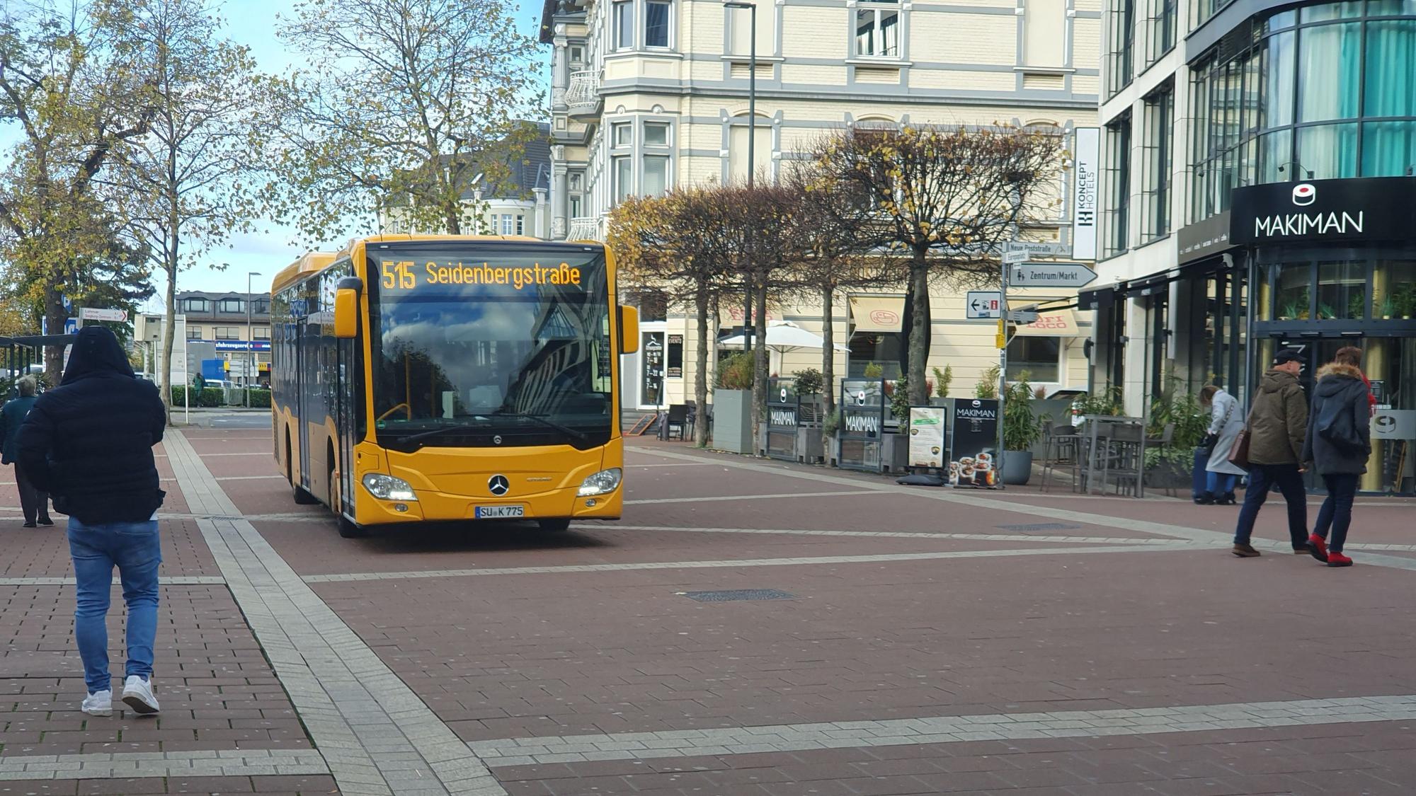 Ein Linienbus fährt durch Siegburg, auf dem Weg zum Busbahnhof.