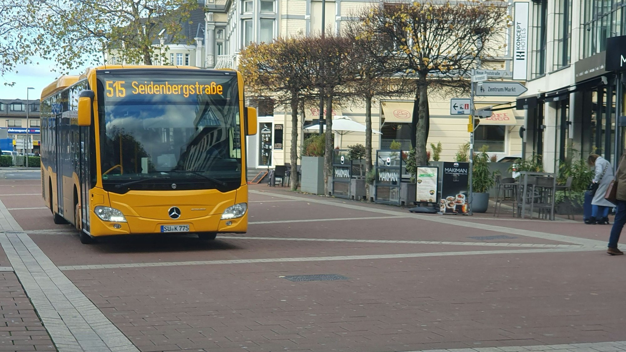 Ein Bus der RSVG fährt zum Siegburger Busbahnhof.