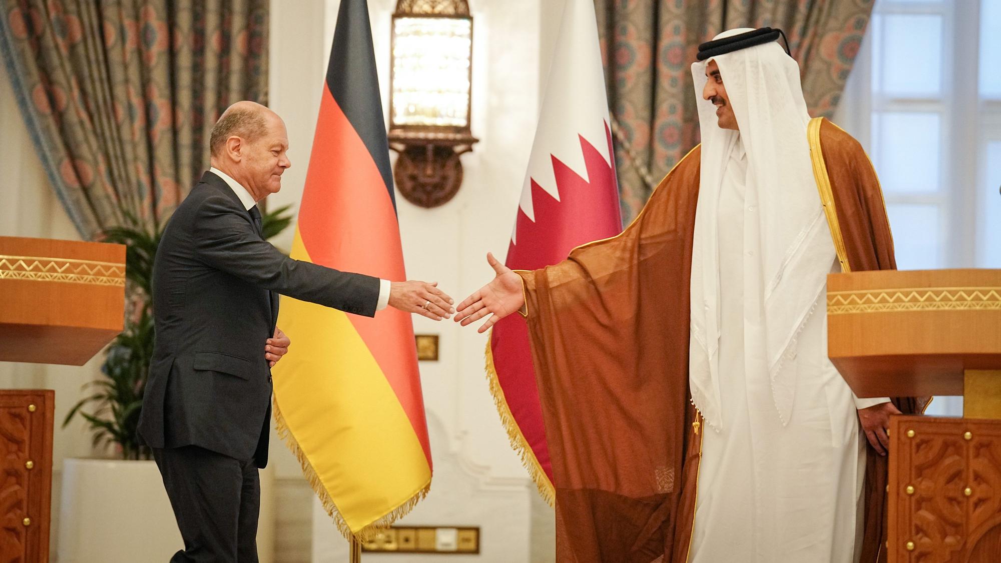 Bundeskanzler Olaf Scholz (l, SPD) und der Emir von Katar, Tamim bin Hamad Al Thani, reichen sich nach einem Gespräch im September 2022 die Hände. Am Donnerstag wird Al Thani in Berlin zu Gast sein. Katar wird die Unterstützung der Hamas vorgeworfen.