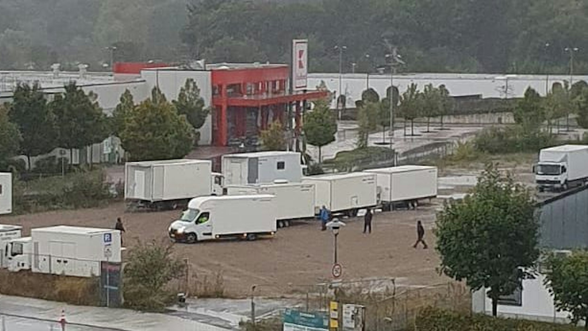 Zwischen Kaufland, Lidl und Aldi liegt das Röther-Grundstück brach. Nur für einige Tage stellte eine Filmcrew an der Raiffeisenstraße ihre Fahrzeuge ab.