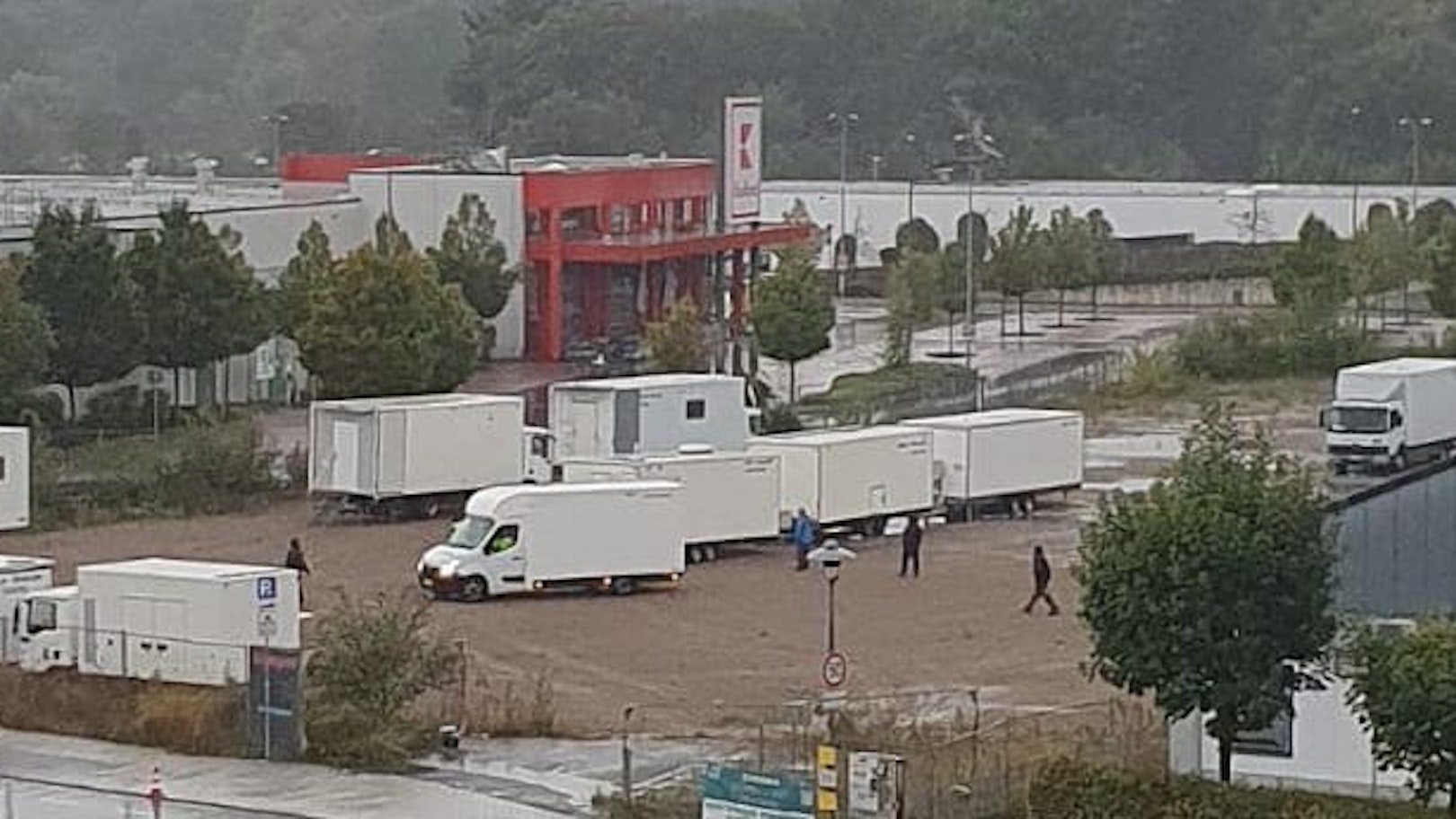 Zwischen Kaufland, Lidl und Aldi liegt das Röther-Grundstück brach. Nur für einige Tage stellte eine Filmcrew an der Raiffeisenstraße ihre Fahrzeuge ab.