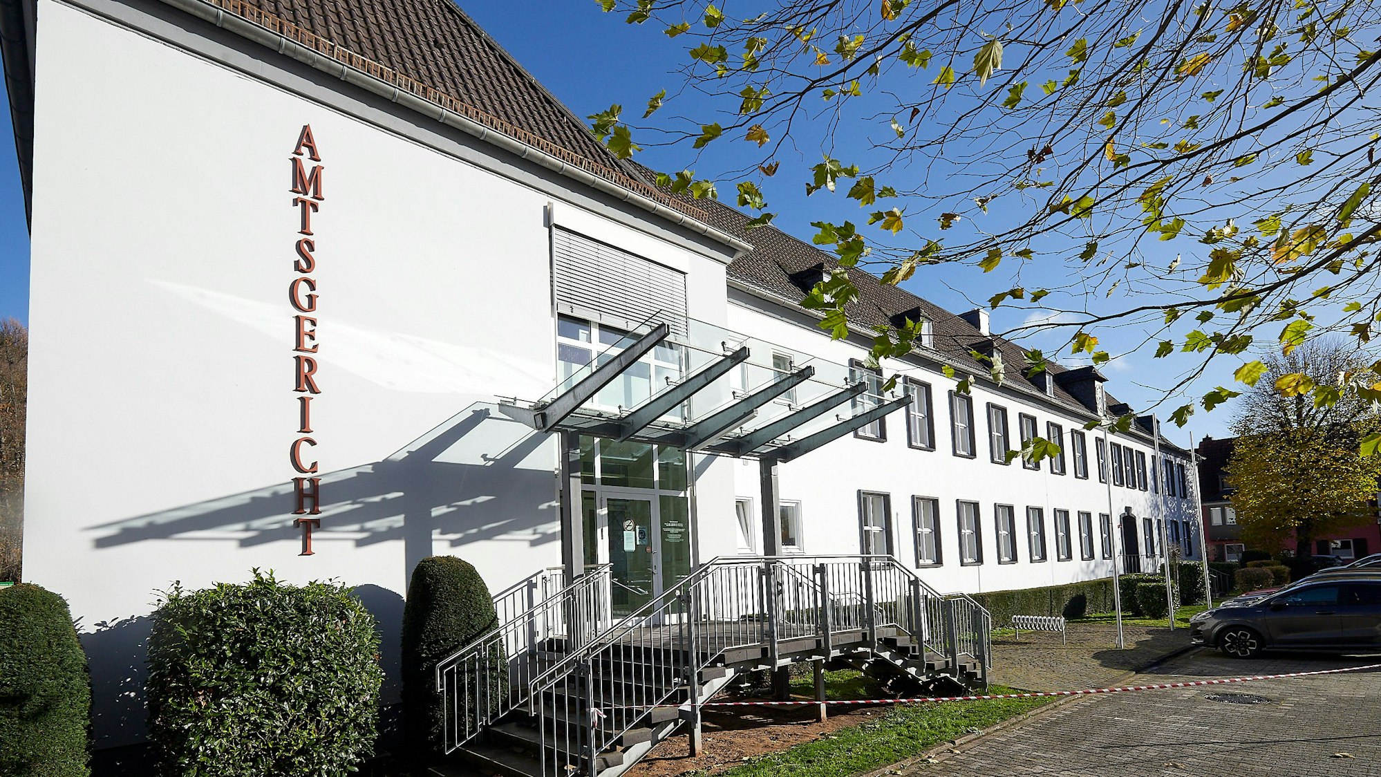 Das Foto zeigt eine Außenansicht des Amtsgerichts in Gemünd im Herbst.