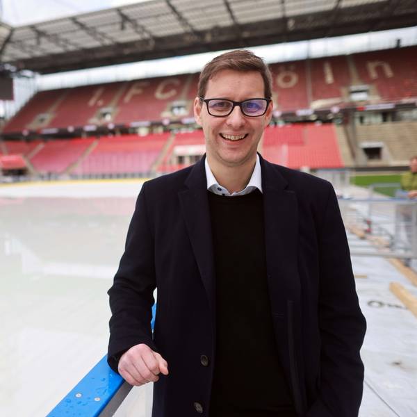 Projektleiter Torsten Pfennig von den Kölner Haien steht an der Bande der Eisfläche, die derzeit im Innenraum des Rheinenergie-Stadions aufgebaut wird.