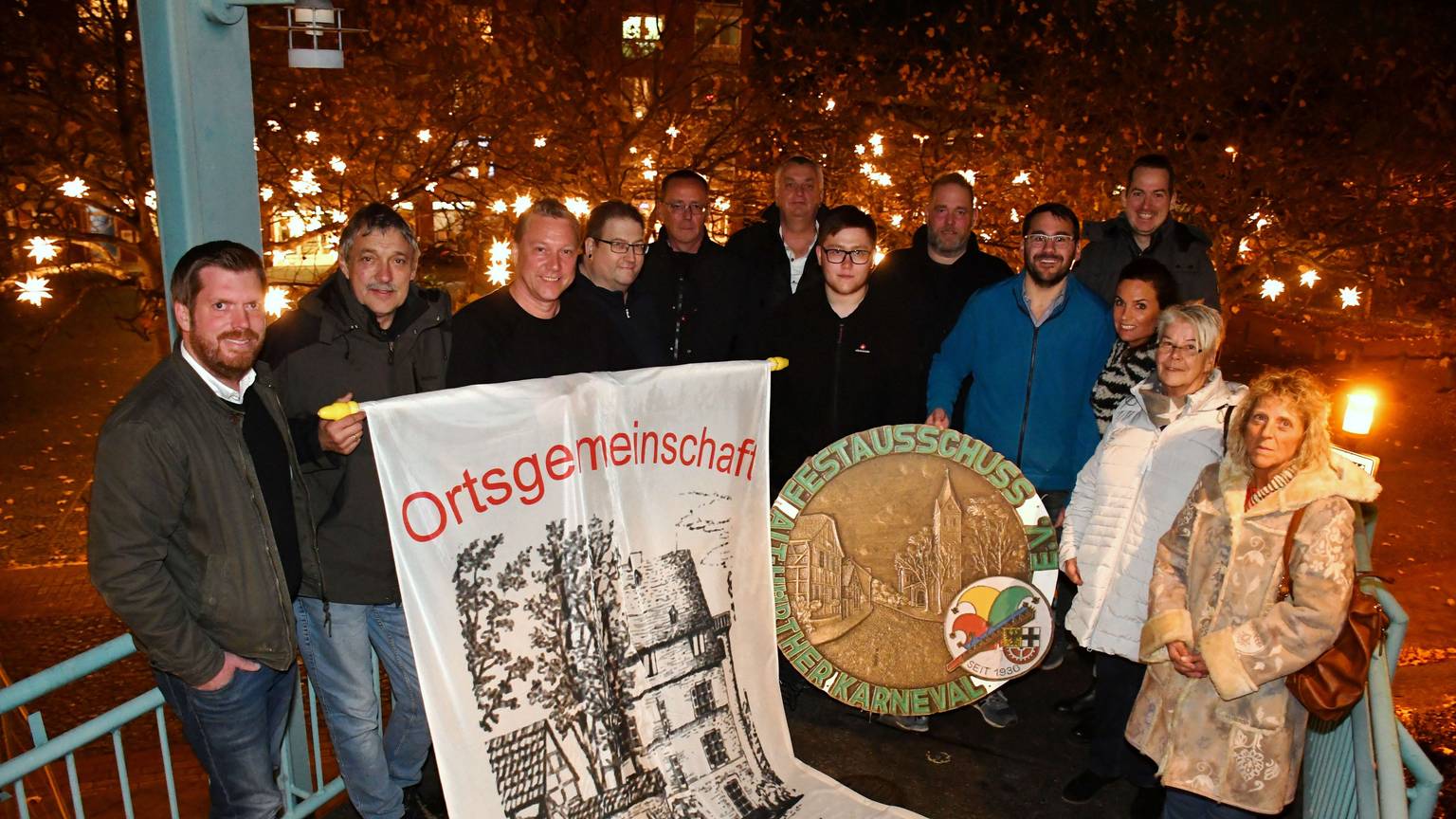 Vertreter der beiden Karnevalsgesellschaft halten ein gemeinsames Plakat in die Luft.